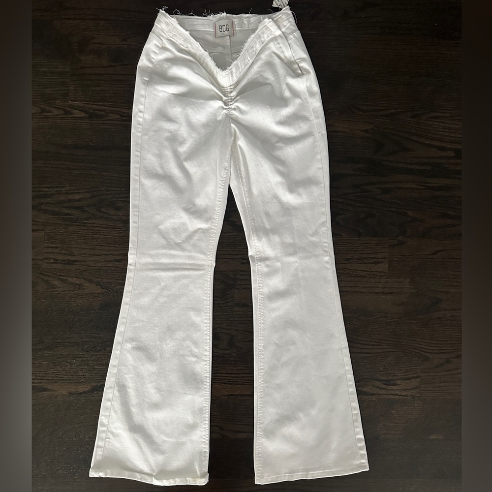 BDG High-Rise V-Front Flare Jeans – Ivory | Size 30 (NWT)